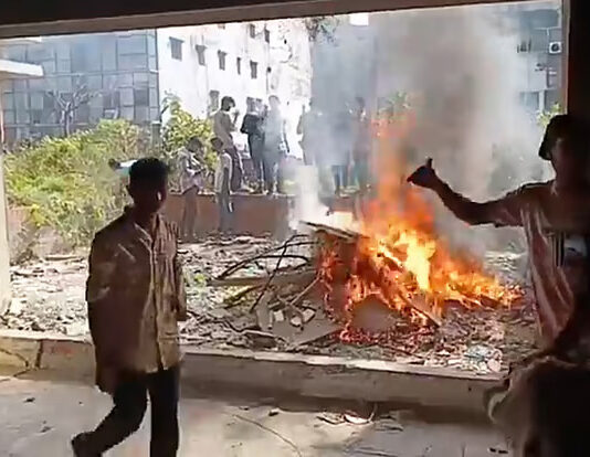 রাজধানীতে কার্যক্রম নিষিদ্ধ আওয়ামী লীগের কেন্দ্রীয় কার্যালয়ে আগুন দেওয়া হয়েছে