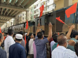‘বৃহত্তর সিলেটবাসী’ ব্যানারে ঢাকায় ট্রেন আটকে বিক্ষোভ
