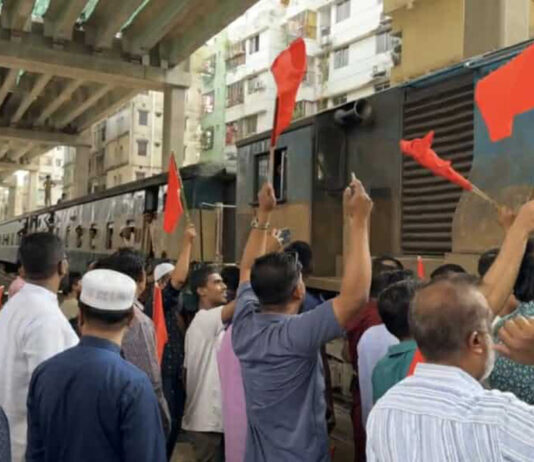 ‘বৃহত্তর সিলেটবাসী’ ব্যানারে ঢাকায় ট্রেন আটকে বিক্ষোভ