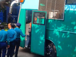 মানবতাবিরোধী অপরাধ : সবুজ প্রিজনভ্যানে ট্রাইব্যুনালে হাজির দুই সেনা কর্মকর্তা