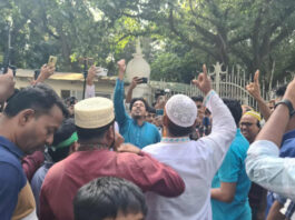 স্লোগানে উত্তাল আন্তর্জাতিক অপরাধ ট্রাইব্যুনাল গেট