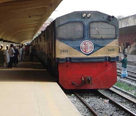 ট্রেনের ভাড়া বাড়ল সেবার মান বাড়বে কি