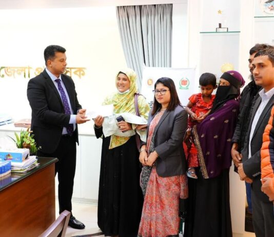 সড়কের পাশে উদ্ধার হওয়া ২ শিশুর দায়িত্ব নিলেন চট্টগ্রাম ডিসি