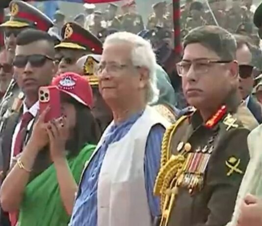 বিজয় দিবসে সশস্ত্র বাহিনীর অনুষ্ঠানে উপস্থিত প্রধান উপদেষ্টা