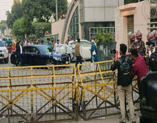 খালেদা জিয়াকে দেখতে হাসপাতালে পুত্রবধূ জুবাইদা রহমান