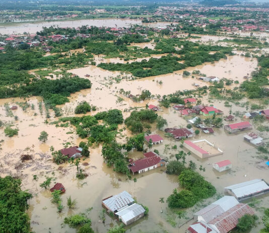ইন্দোনেশিয়ায় বন্যা-ভূমিধস : মৃতের সংখ্যা ছাড়াল ৯০০