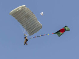 পতাকা হাতে ৫৪ বাংলাদেশি প্যারাট্রুপারের বিশ্বরেকর্ড