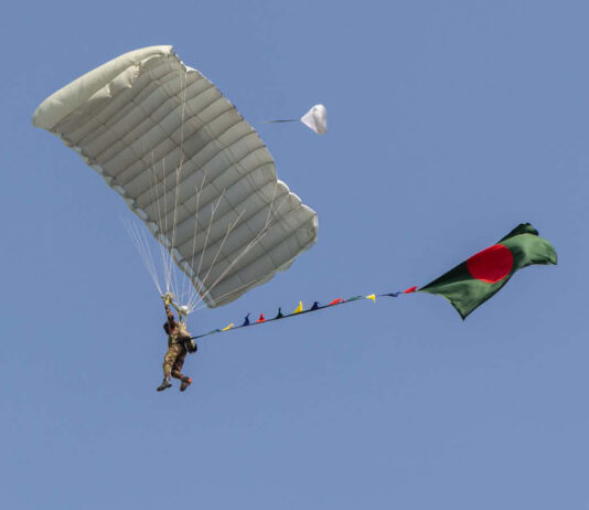 পতাকা হাতে ৫৪ বাংলাদেশি প্যারাট্রুপারের বিশ্বরেকর্ড