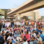 আইজিপিকে অপসারণের দাবিতে শাহবাগ অবরোধ, যান চলাচল বন্ধ