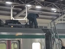 মেট্রো ট্রেনের উপর থেকে উদ্ধার ছেলেটি আইন-শৃঙ্খলা বাহিনীর হেফাজতে