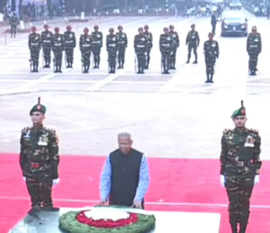 শহীদ বুদ্ধিজীবী স্মৃতিসৌধে শ্রদ্ধা জানালেন প্রধান উপদেষ্টা