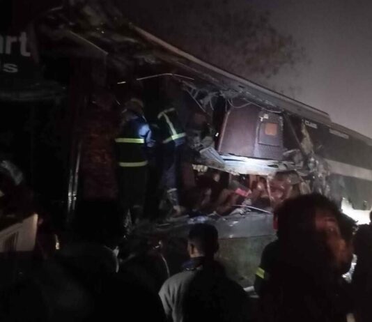 মীরসরাইয়ে দাঁড়িয়ে থাকা ট্রাকে বাসের ধাক্কা, নৌবাহিনীর সদস্যসহ নিহত ৩