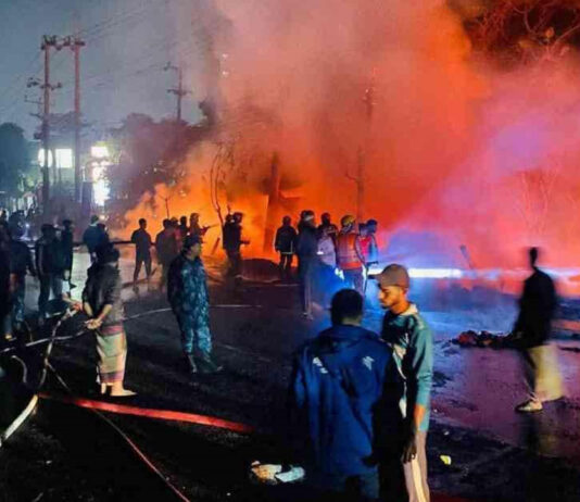 সীতাকুণ্ডে পুরাতন জাহাজের মালামালের মার্কেটে আগুন, কোটি টাকার ক্ষতি