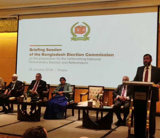 সাংবাদিকদের প্রবেশাধিকার না রেখেই কূটনীতিকদের ব্রিফ করছে ইসি