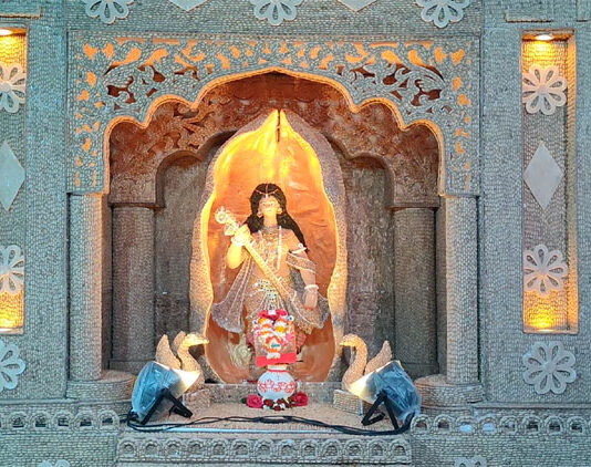 শঙ্খ-উলুধ্বনিতে মুখর মণ্ডপ, সরস্বতীপূজা আজ