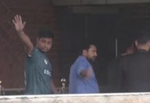 সেই চিরচেনা পোশাকে শপথ নিতে সংসদে হাসনাত