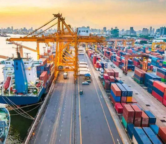 কঠোর বন্দর কর্তৃপক্ষ: শ্রমিকদের শাটডাউন ও পুলিশের নিষেধাজ্ঞা