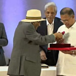 তারেক রহমানকে লাল গোলাপ উপহার দিলেন শফিক রেহমান