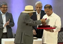 তারেক রহমানকে লাল গোলাপ উপহার দিলেন শফিক রেহমান