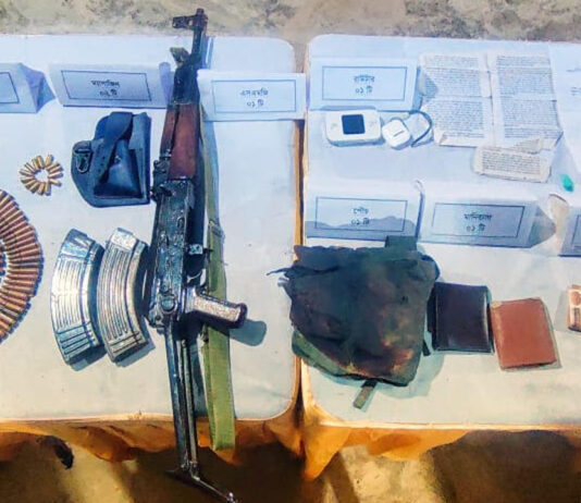 রোয়াংছড়িতে চাঁদাবাজির সময় জেএসএস সন্ত্রাসীদের ধাওয়া, অস্ত্র-গুলি উদ্ধার