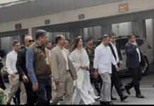 সচিবালয় থেকে হেঁটে একুশে পদক প্রদান অনুষ্ঠানে গেলেন প্রধানমন্ত্রী