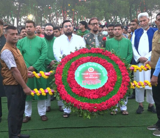 চট্টগ্রামে স্মৃতিসৌধে শহিদদের প্রতি শ্রদ্ধার্ঘ্য