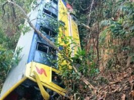বান্দরবানের পর্যটকদের নিয়ে বাস খাদে, আহত ২০