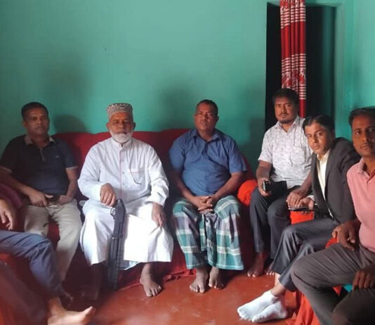 শটগান হাতে অসুস্থ কর্মীকে দেখতে গেলেন বিএনপি নেতা!