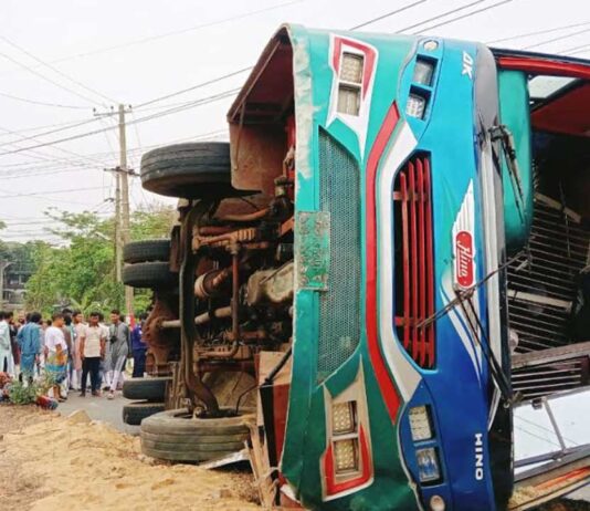 চট্টগ্রাম-কক্সবাজার মহাসড়কে বাস উল্টে এক ব্যক্তির মৃত্যু