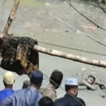 গ্রেপ্তার এড়াতে ডোবায় লাফ দিয়ে ৫ ঘণ্টা কাদায় আটকা ছিনতাইকারী