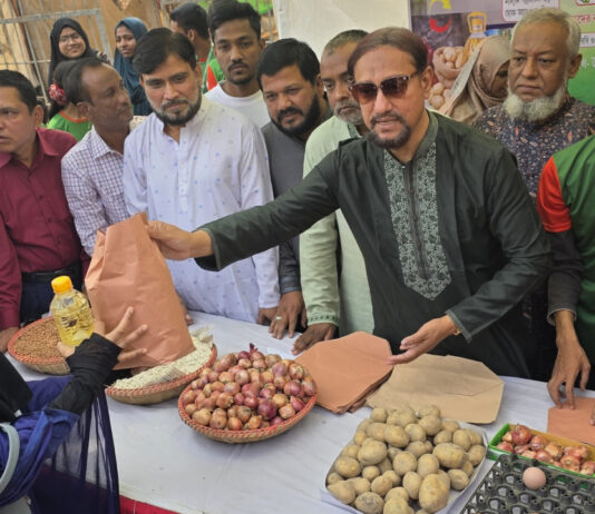 প্লাস্টিক জমা দিলেই ‘রমজানের বাজার’