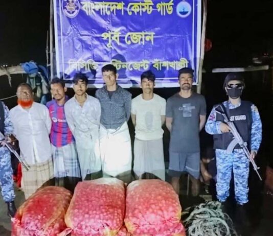 বাঁশখালীতে কোস্ট গার্ডের অভিযানে ৬ পাচারকারী আটক