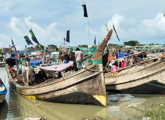 মাছ ধরায় নিষেধাজ্ঞা : জেলেদের জীবন নিশ্চিত করতে হবে