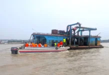 সীতাকুণ্ডে ৫ ড্রেজারসহ আটক ৫, দেড় লাখ টাকা জরিমানা