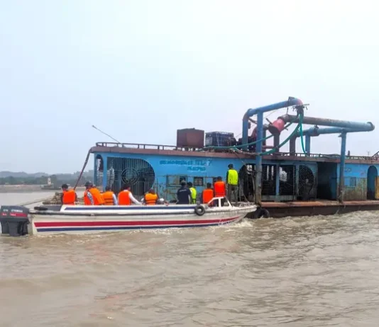 সীতাকুণ্ডে ৫ ড্রেজারসহ আটক ৫, দেড় লাখ টাকা জরিমানা