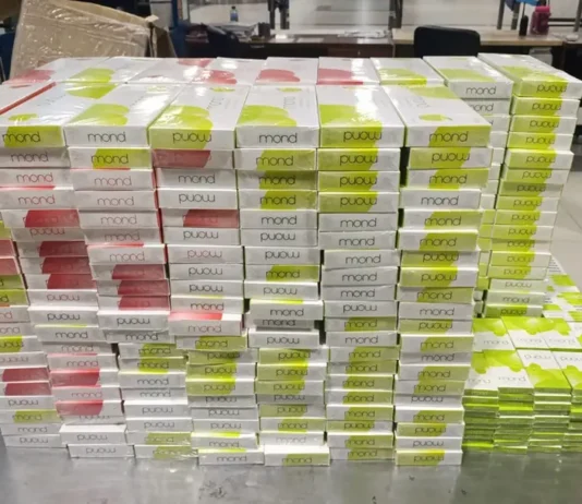 শাহ আমানত বিমানবন্দরে ৬৩০ কার্টন সিগারেট ও স্মার্টফোন জব্দ