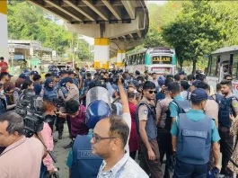 এনসিপিকর্মীদের সঙ্গে ধস্তাধস্তি