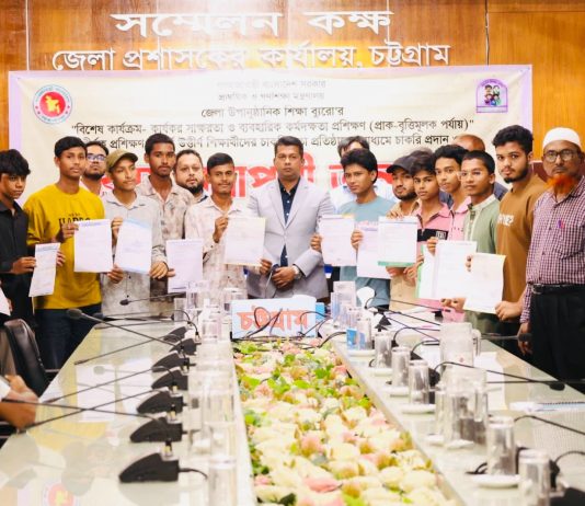 ঝরে পড়াদের হাতে নিয়োগপত্র, আলো ছড়ালেন ডিসি জাহিদ
