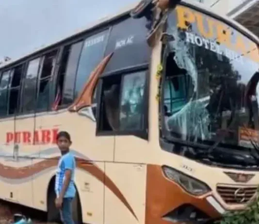 লোহাগাড়ায় দুই বাসের মুখোমুখি সংঘর্ষে কলেজ ছাত্রীর মৃত্যু