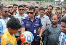 জঙ্গল সলিমপুরের আলীনগরে শিক্ষার্থীদের অংশগ্রহণে জেলা পুলিশের উদ্যোগে ফুটবল ম্যাচ