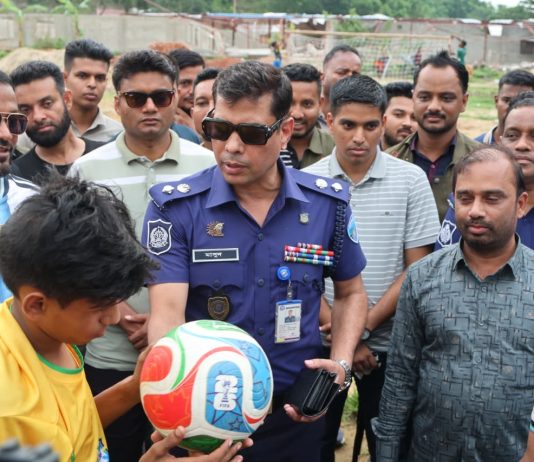 জঙ্গল সলিমপুরের আলীনগরে শিক্ষার্থীদের অংশগ্রহণে জেলা পুলিশের উদ্যোগে ফুটবল ম্যাচ