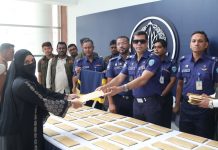 প্রকৃত মালিকদের হাতে মোবাইল হস্তান্তর করলেন পুলিশ সুপার