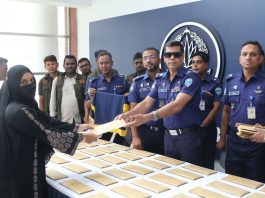 প্রকৃত মালিকদের হাতে মোবাইল হস্তান্তর করলেন পুলিশ সুপার