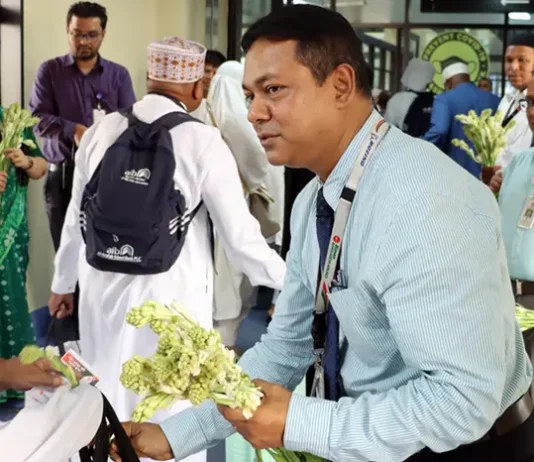 চট্টগ্রামে ফিরল হজযাত্রীদের প্রথম ফ্লাইট