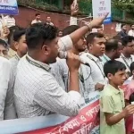 ১০ দফা দাবিতে চট্টগ্রামে ৫ ব্যাংকের চাকরিচ্যুতদের মানববন্ধন