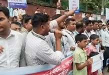১০ দফা দাবিতে চট্টগ্রামে ৫ ব্যাংকের চাকরিচ্যুতদের মানববন্ধন