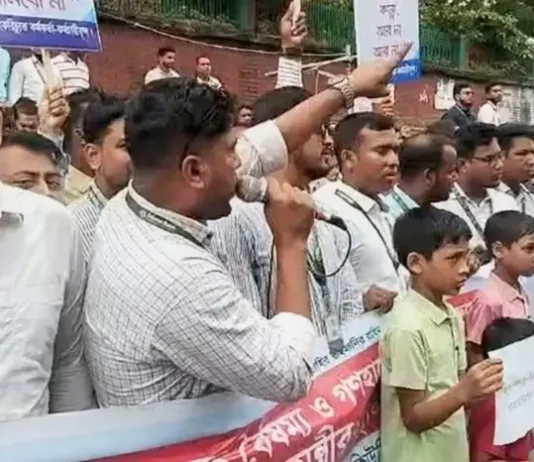 ১০ দফা দাবিতে চট্টগ্রামে ৫ ব্যাংকের চাকরিচ্যুতদের মানববন্ধন