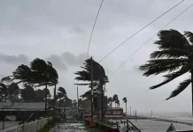 রাতের মধ্যে চট্টগ্রামসহ ১৮ অঞ্চলে ঝড়ের সতর্কতা