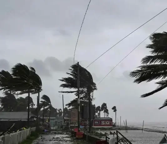 রাতের মধ্যে চট্টগ্রামসহ ১৮ অঞ্চলে ঝড়ের সতর্কতা