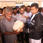 পানিবন্দী মানুষের দুর্দশা লাঘবে খাবার নিয়ে দুয়ারে ডিসি জাহিদ